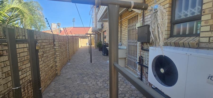 4 Bedroom Property for Sale in Roylglen Gardens Northern Cape